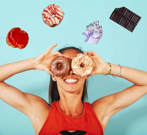 Lustige Frau Benutzt Süße Donuts Als Glas — Stockfoto