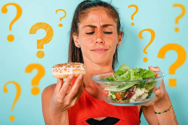 Kvinna Inte Säker Att Äta Munkar Stället För Sallad — Stockfoto