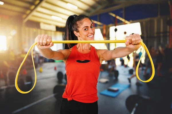Determined Woman Trains Elastic Gym — Stock Photo, Image
