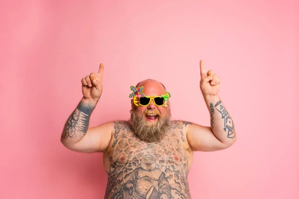 Zabawny Człowiek Okularach Przeciwsłonecznych Gotowy Lato — Zdjęcie stockowe