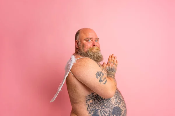 Hombre Con Barba Tatuajes Alas Actúa Como Ángel — Foto de Stock
