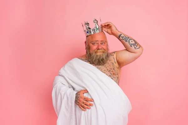 Grappige Man Gedraagt Zich Als Een Koning Met Een Kroon — Stockfoto