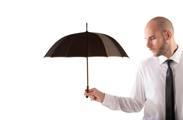 男人拿着一把伞 帮助和保险的概念 — 图库照片
