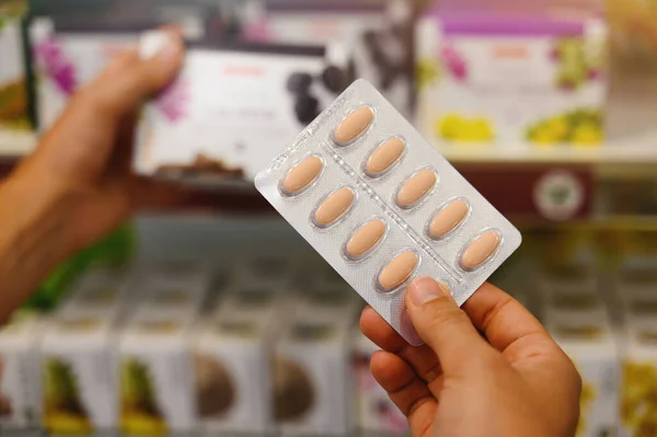 Фармацевт Показує Таблетки Пухирях Аптеках — стокове фото