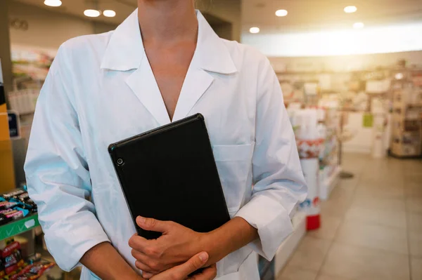 女性薬剤師がタブレット上で薬をチェック — ストック写真