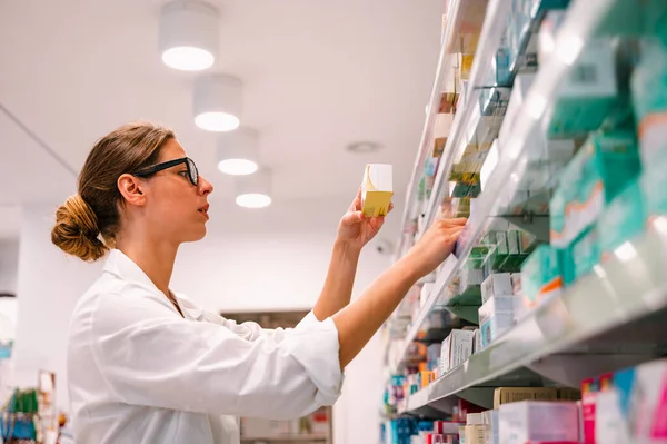 Γυναίκα Που Εργάζεται Στο Φαρμακείο Ψάχνει Για Φάρμακο — Φωτογραφία Αρχείου
