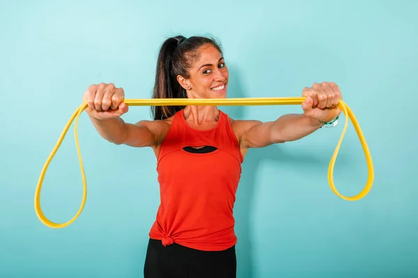 Beslutsam Kvinna Tränar Med Elastisk Gymmet — Stockfoto