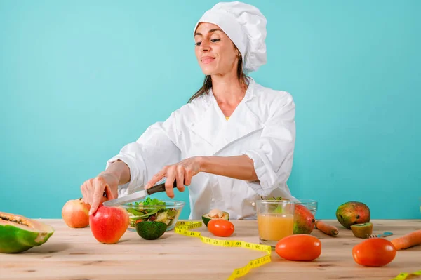 Woman Chef Prepares New Receipt Fresh Fruits — Fotografia de Stock