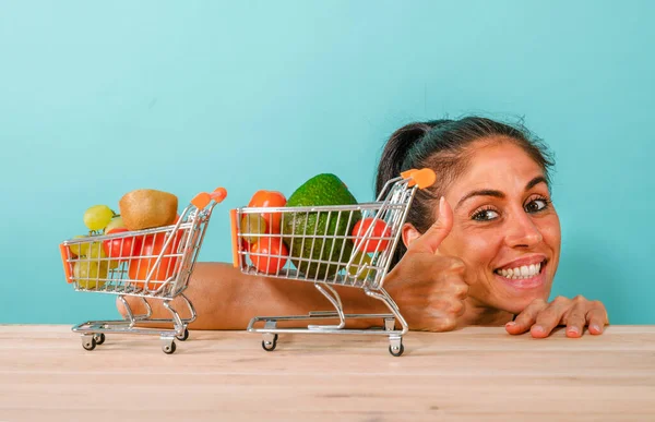 Szczęśliwa Kobieta Zrobiła Zdrowe Zakupy Świeżych Owoców — Zdjęcie stockowe