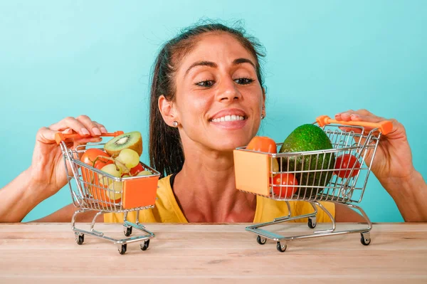 Gelukkig Vrouw Maakte Een Gezonde Winkelen Van Vers Fruit — Stockfoto