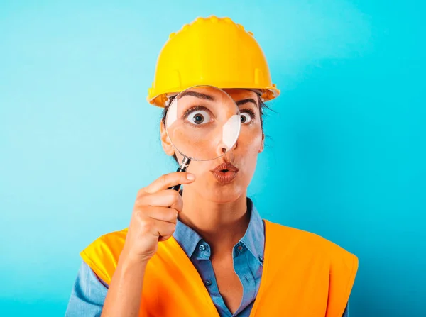 Vrouwelijke Werknemer Met Helm Vergrootglas Met Verbaasde Uitdrukking — Stockfoto