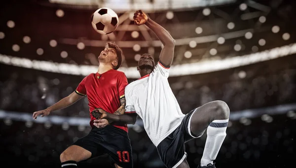 サッカー選手2人がスタジアムでボールを追いかける — ストック写真