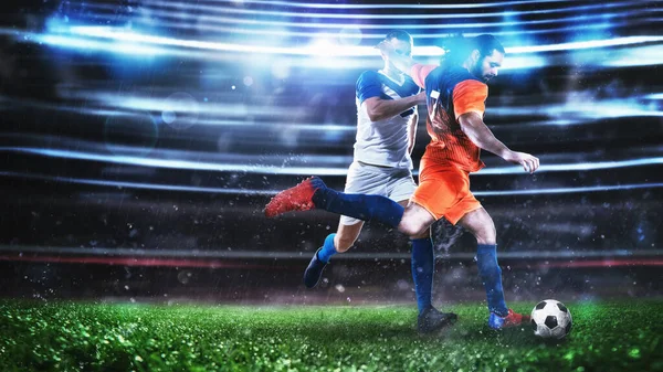 Dois Jogadores Futebol Perseguem Bola Estádio — Fotografia de Stock