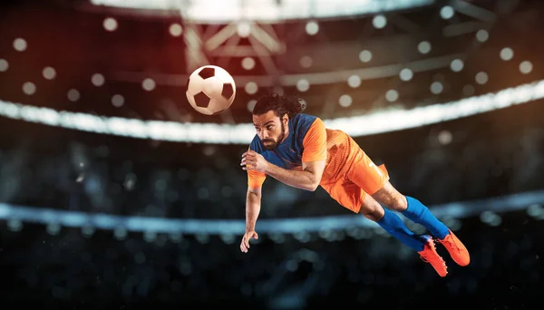 Oyunda Gol Atmaya Çalışan Bir Oyuncuyla Futbol Sahnesi — Stok fotoğraf