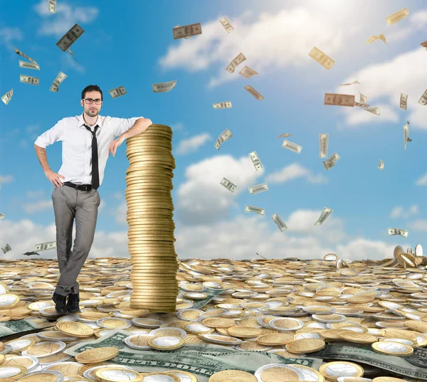 Erfolgreicher Mann Mit Einem Haufen Goldenem Geld — Stockfoto