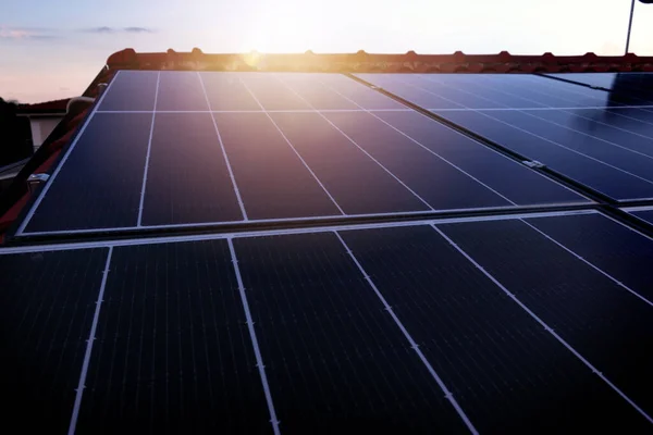屋顶上有太阳能电池板的可再生能源 — 图库照片