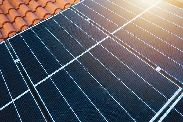 屋顶上有太阳能电池板的可再生能源 — 图库照片