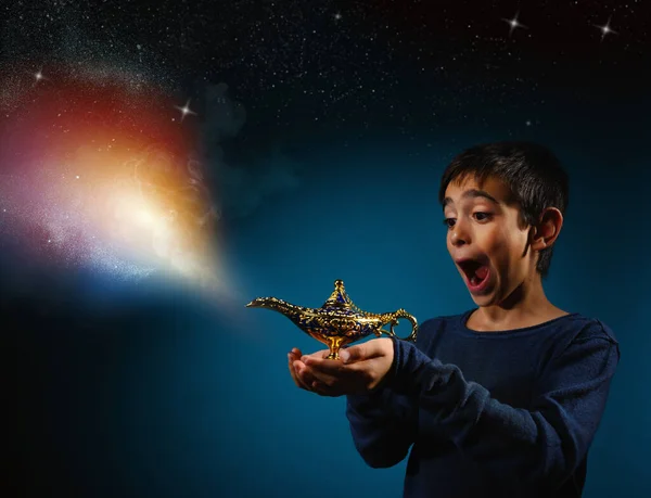 Criança Com Lâmpada Aladin Mágica Mão — Fotografia de Stock