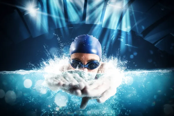 在体育比赛中 戴着护目镜的胖女人游泳游得很快 — 图库照片