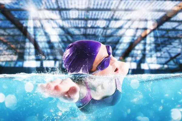 Sportieve Vrouw Met Bril Zwemt Snel Tijdens Een Sportwedstrijd — Stockfoto