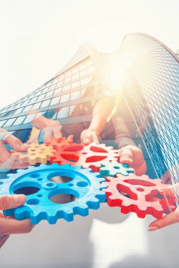 Çalışma grubu başarılı olmak için birlikte çalışır.