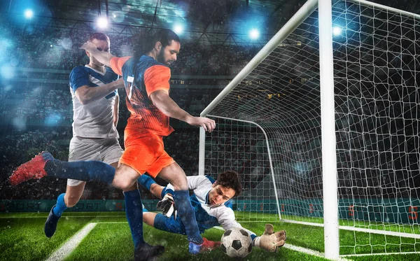 Drie Voetballers Een Keeper Achtervolgen Bal Het Stadion — Stockfoto
