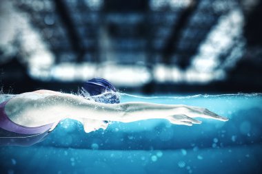 Gözlüklü sportif bir spor müsabakası sırasında hızlı yüzer