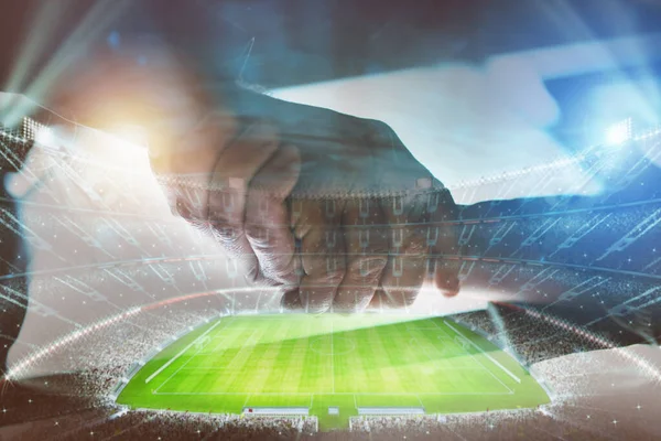 スタジアムで2人のサッカーマネージャーの握手との合意 — ストック写真