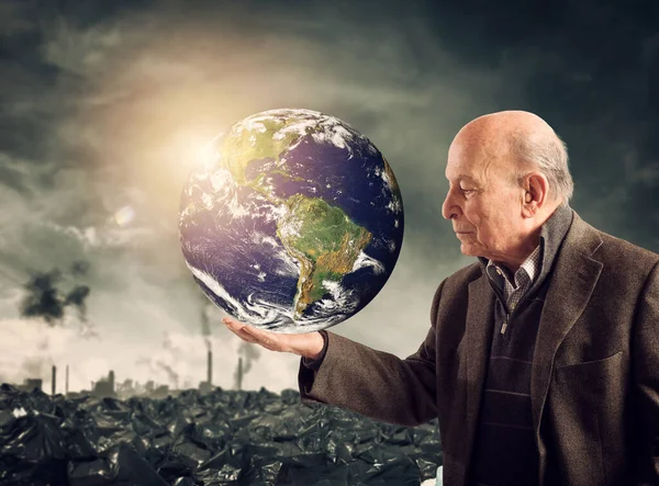 老年人使世界免遭污染 美国航天局提供的地球 — 图库照片