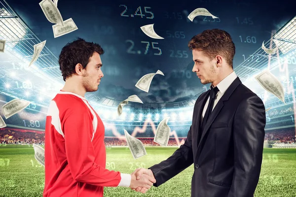 マネージャーと握手する選手とサッカー市場 — ストック写真