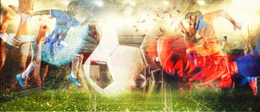 Futbol topunun önünde iki rakip oyuncu. Çift pozlama