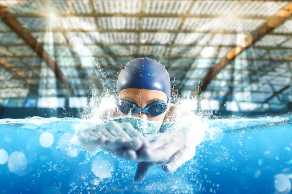Αθλητική Γυναίκα Γυαλιά Κολυμπά Γρήγορα Κατά Διάρκεια Ενός Αθλητικού Διαγωνισμού — Φωτογραφία Αρχείου