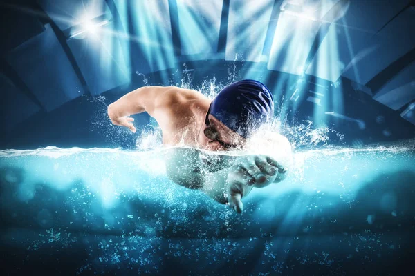 Спортивный Человек Очках Быстро Плавает Время Спортивных Соревнований — стоковое фото