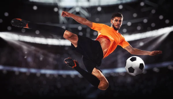 Stadyumda Topa Vuran Bir Oyuncuyla Futbol Sahnesi — Stok fotoğraf