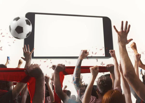白色背景下的足球迷 手机和球 — 图库照片