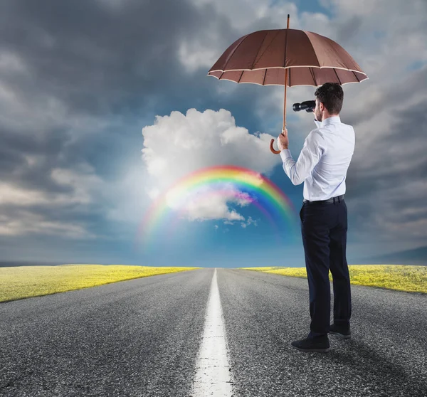 Mens Bedekt Zichzelf Met Een Paraplu Kijkt Ver Weg Met — Stockfoto