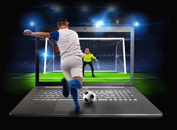 Streaming Dari Pertandingan Sepak Bola Pada Laptop — Stok Foto