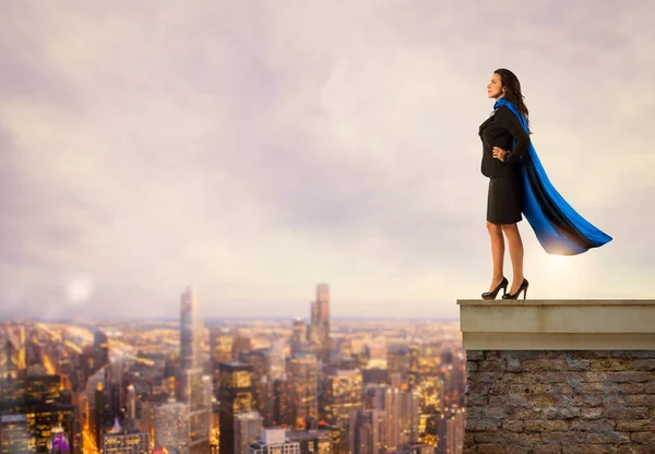 Vrouw Met Een Mantel Gedraagt Zich Als Een Superheld — Stockfoto