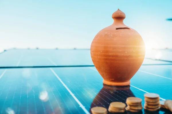 Oszczędność Pieniędzy Dzięki Wykorzystaniu Energii Panelem Słonecznym Dachu — Zdjęcie stockowe