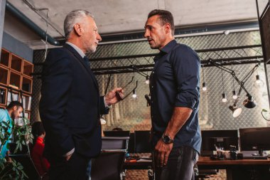 İş adamları ofiste birlikte çalışır. Takım çalışması ve ortaklık kavramı