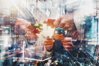 Ortakların takım çalışması. Yapboz parçaları ile bütünleşme ve başlangıç kavramı