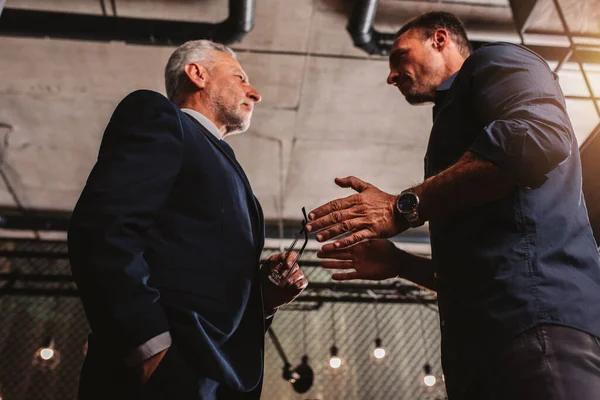 İş adamları ofiste birlikte çalışır. Takım çalışması ve ortaklık kavramı