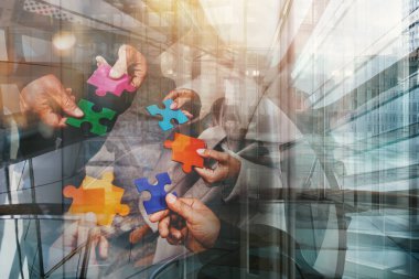 Ortakların takım çalışması. Yapboz parçaları ile bütünleşme ve başlangıç kavramı