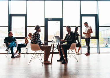 İş adamları ofiste birlikte çalışır. Takım çalışması ve ortaklık kavramı