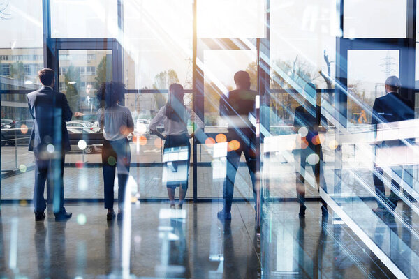 Группа бизнес-партнеров в офисе ищет будущее. Концепция корпоративного и стартап