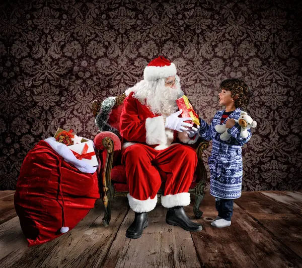 Счастливый Санта Клаус Готов Доставить Рождественские Подарки Ребенку — стоковое фото