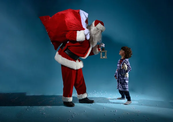 Санта Подарит Подарок Рождество Маленькому Мальчику — стоковое фото