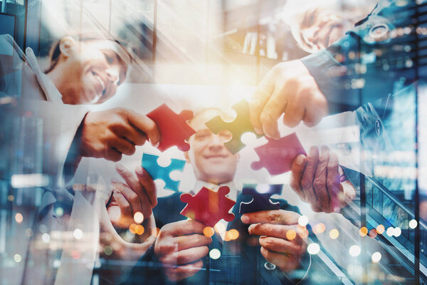 Командная работа партнеров. Концепция интеграции и запуска с кусочками головоломки