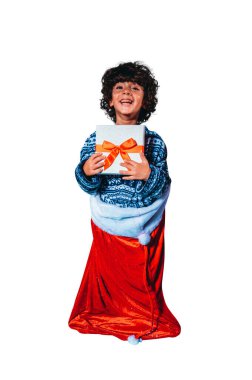 Neşeli çocuk Noel Baba çuvalından çıkıyor