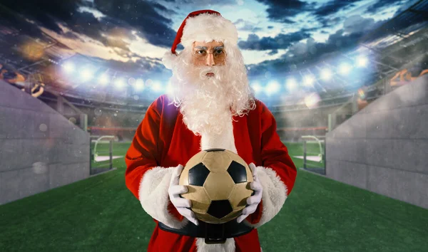 Santa Claus Siap Untuk Pertandingan Sepak Bola Dengan Targetcerball Tangan — Stok Foto